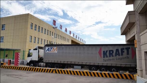 Через зону приграничной торговли, расположенную на территории КПП Хоргос, впервые были импортированы товары из Беларуси в Синьцзян