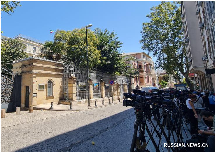 25 июля, Стамбул, Турция. Журналисты дежурят у здания иранского генконсульства в Стамбуле, где проходят переговоры Ирана и стран "евротройки". /Фото: Синьхуа/