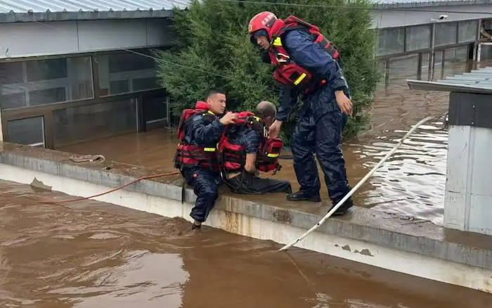 В результате ливней в Пекине погибли 30 человек
