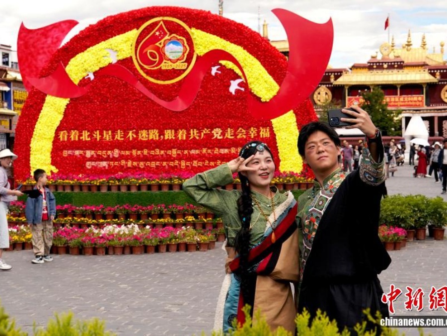 В Лхасе царит праздничная атмосфера в преддверии 60-летия со дня образования Сицзанского автономного района