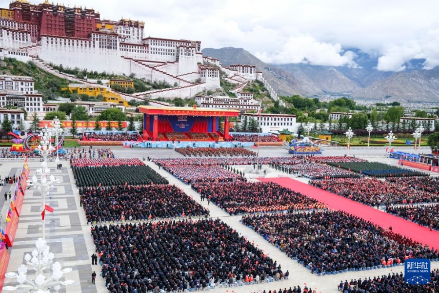 Си Цзиньпин принял участие в торжественном собрании, посвященном празднованию 60-й годовщины основания Сицзанского автономного района