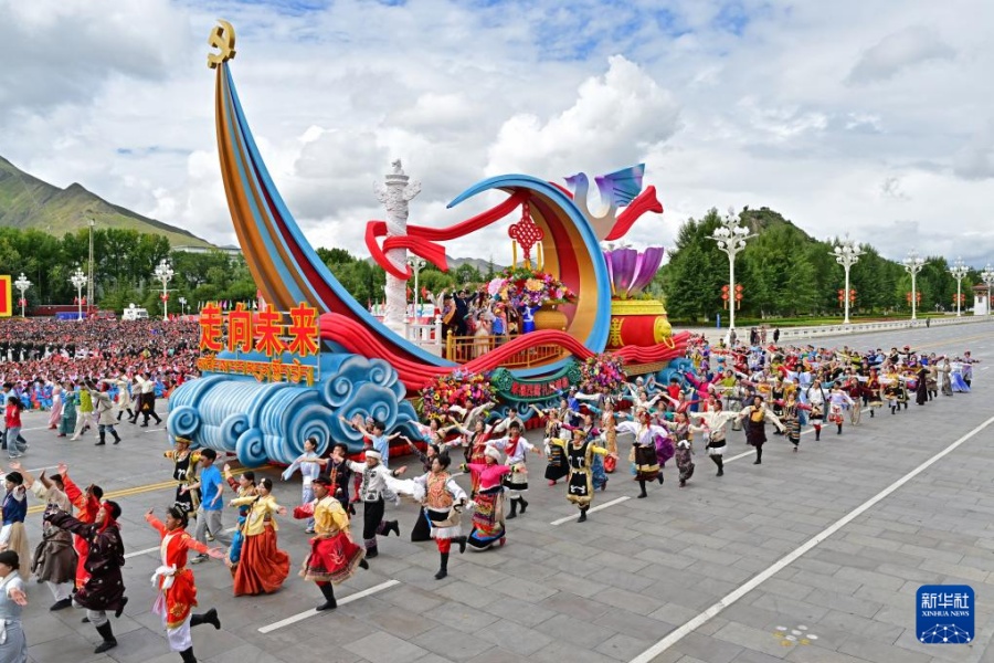 Си Цзиньпин принял участие в торжественном собрании, посвященном празднованию 60-й годовщины основания Сицзанского автономного района