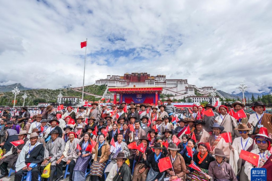 Си Цзиньпин принял участие в торжественном собрании, посвященном празднованию 60-й годовщины основания Сицзанского автономного района