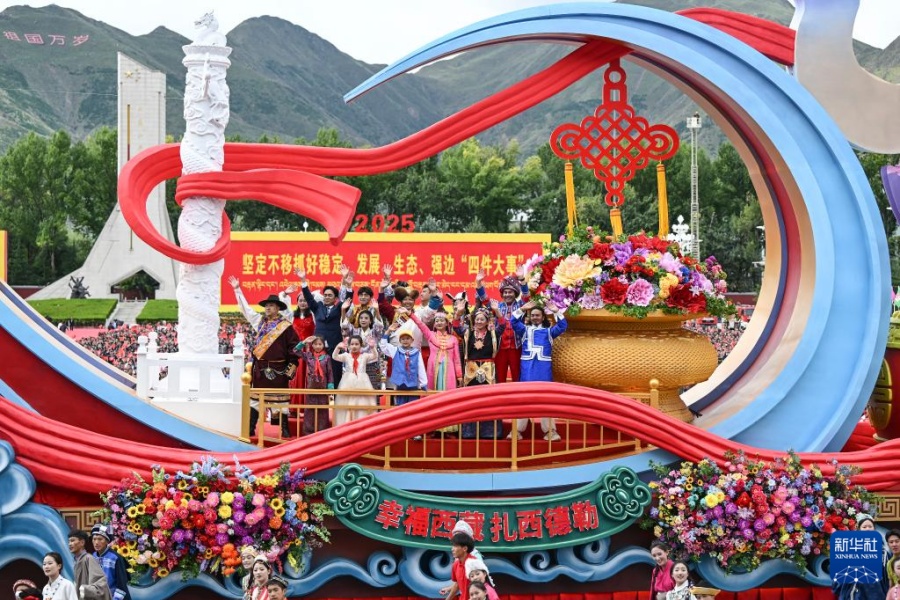 Си Цзиньпин принял участие в торжественном собрании, посвященном празднованию 60-й годовщины основания Сицзанского автономного района