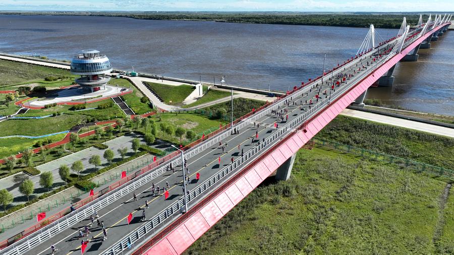 6 сентября 2025 года, участники марафона бежали по автомобильному мосту Хэйхэ-Благовещенск из города Хэйхэ пров. Хэйлунцзян на северо-востоке Китая. /Фото представлено организационным комитетом данного марафона/.