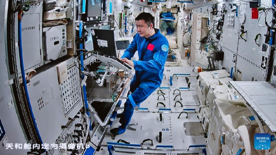Члены экипажа "Шэньчжоу-20" совершили четвертый выход в открытый космос