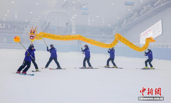 Крупнейший в мире крытый лыжный курорт открылся в Шэньчжэне