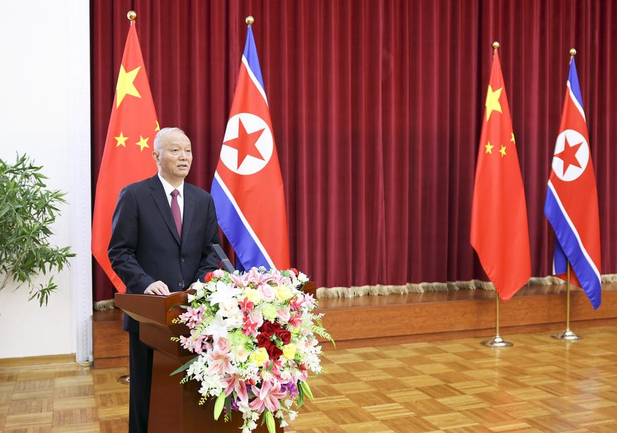 9 октября, Пекин. Член Постоянного комитета Политбюро ЦК КПК, член Секретариата ЦК КПК Цай Ци выступает на приеме по случаю 80-летия основания Трудовой партии Кореи в посольстве КНДР в Пекине. /Фото: Синьхуа/