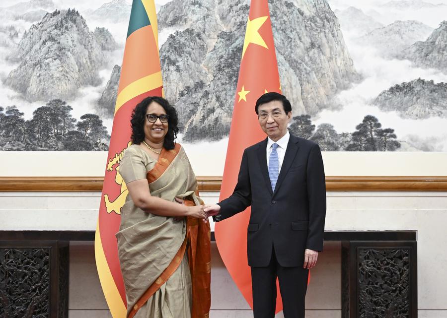 13 октября, Пекин. Председатель ВК НПКСК Ван Хунин проводит встречу с премьер-министром Шри-Ланки Харини Амарасурией, прибывшей в Китай для участия в Глобальном саммите женщин. /Фото: Синьхуа/