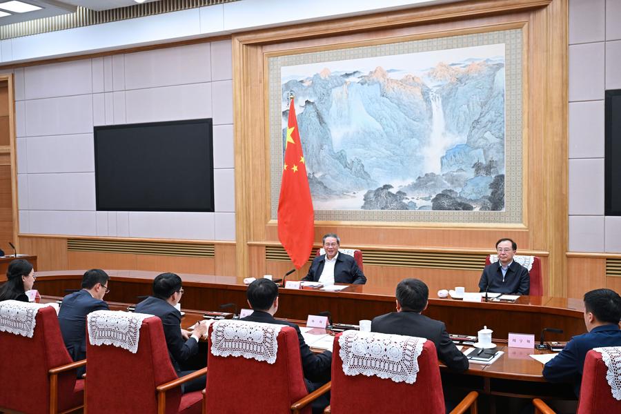 14 октября, Пекин. Премьер Госсовета КНР Ли Цян проводит совещание по экономической ситуации, в котором принимают участие эксперты и  предприниматели. /Фото: Синьхуа/