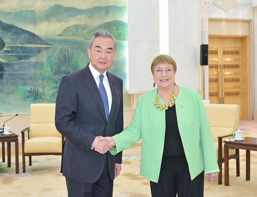 14 октября, Пекин. Член Политбюро ЦК КПК, министр иностранных дел КНР Ван И проводит встречу с бывшим президентом Чили Мишель Бачелет, которая прибыла в Китай для участия в Глобальном саммите женщин. /Фото: Синьхуа/