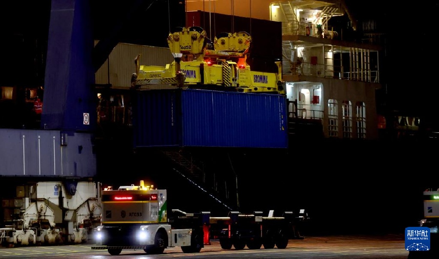 Контейнеровоз из Китая впервые прибыл в британский порт по арктическому маршруту