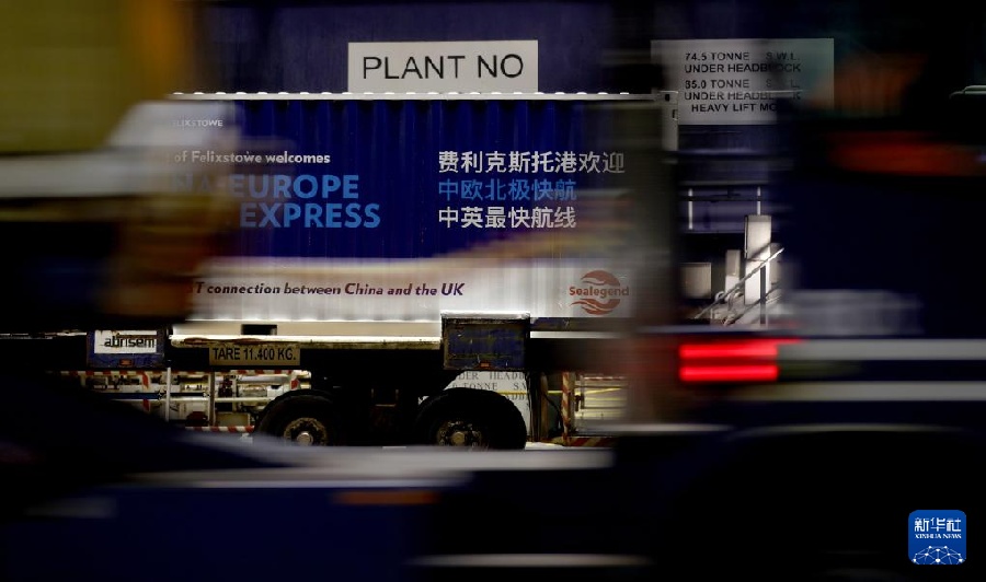 Контейнеровоз из Китая впервые прибыл в британский порт по арктическому маршруту