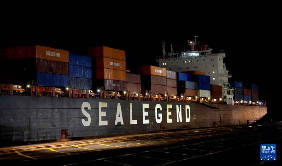 Контейнеровоз из Китая впервые прибыл в британский порт по арктическому маршруту