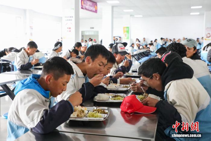 В округе провинции Цинхай 360 тыс. учеников получают бесплатное школьное питание
