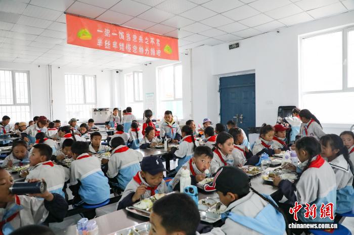 В округе провинции Цинхай 360 тыс. учеников получают бесплатное школьное питание