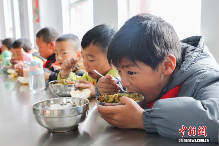 В округе провинции Цинхай 360 тыс. учеников получают бесплатное школьное питание