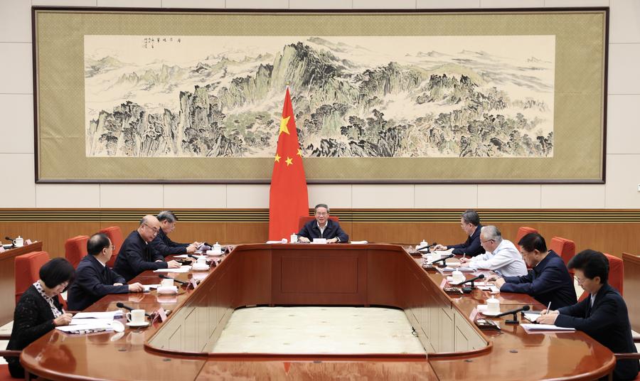 15 октября, Пекин. Премьер Госсовета КНР Ли Цян председательствует на 16-й тематической учебе Госсовета на тему "Усиление направляющей и обеспечивающей роли стандартов, стимулирование высококачественного экономического развития посредством модернизации стандартов". /Фото: Синьхуа/