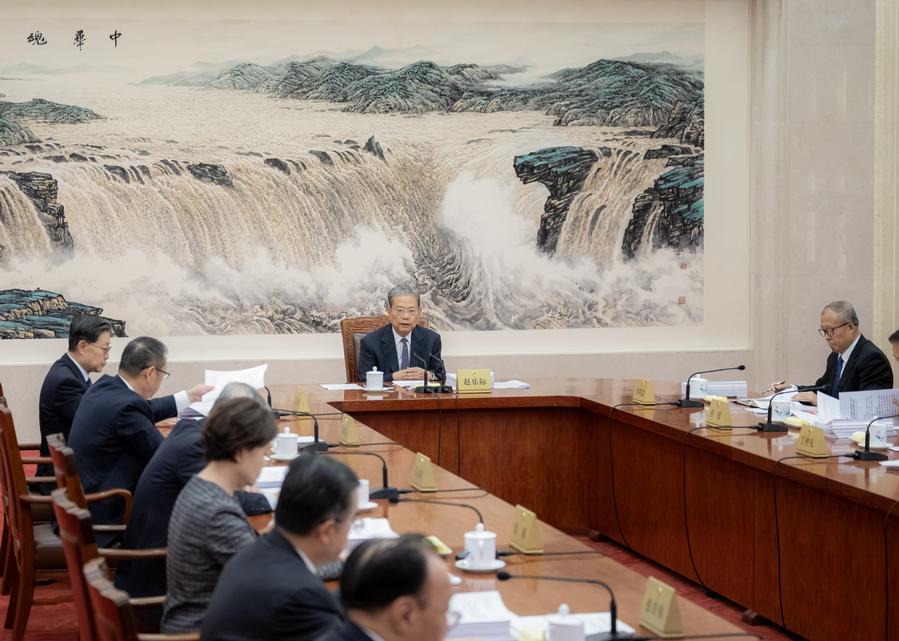 15 октября, Пекин. Председатель ПК ВСНП Чжао Лэцзи проводит 51-е заседание председателя и заместителей председателя ПК ВСНП 14-го созыва в Доме народных собраний в Пекине. /Фото: Синьхуа/ 