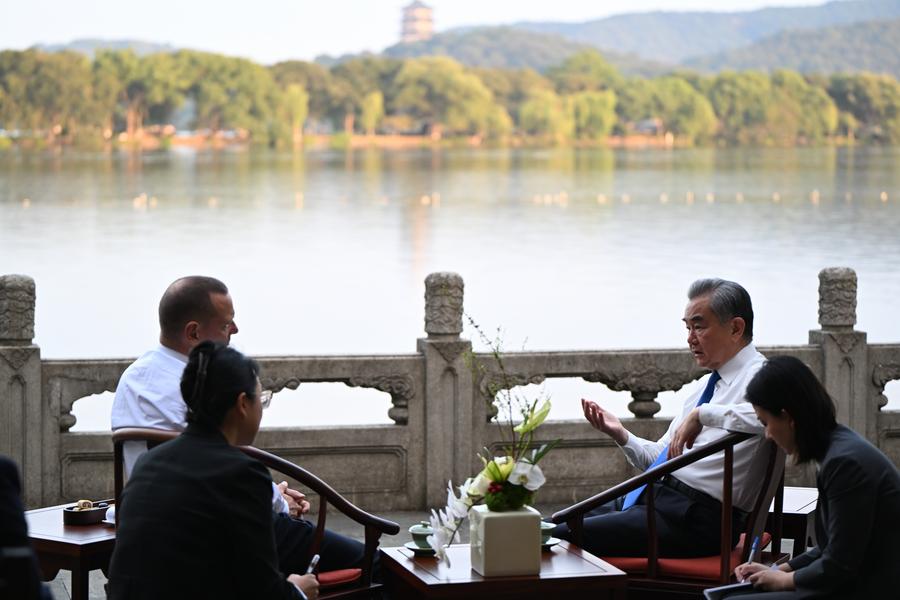 15 октября, Ханчжоу. Член Политбюро ЦК КПК, глава Канцелярии Комиссии ЦК КПК по иностранным делам Ван И и дипломатический советник президента Франции Эммануэль Бонн проводят в городе Ханчжоу 27-й Китайско-французский стратегический диалог. /Фото: Синьхуа/