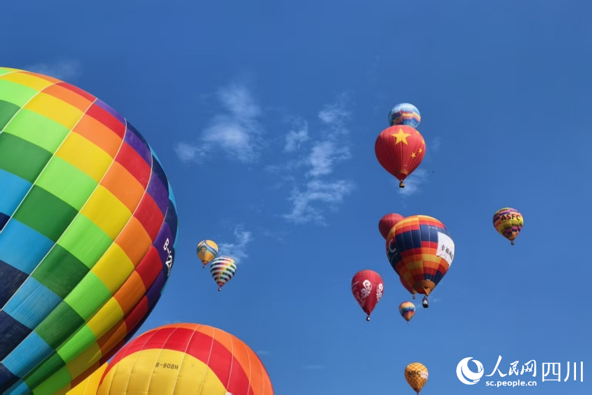 В провинции Сычуань стартовал элитный турнир страны среди воздухоплавателей