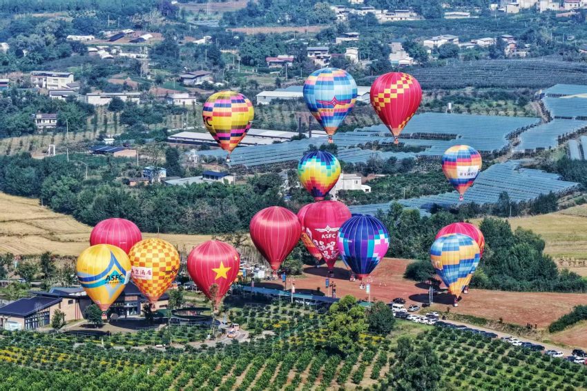 В провинции Сычуань стартовал элитный турнир страны среди воздухоплавателей