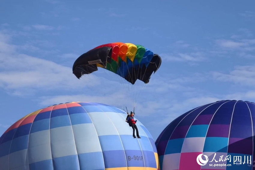 В провинции Сычуань стартовал элитный турнир страны среди воздухоплавателей