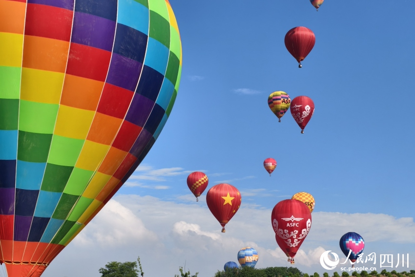 В провинции Сычуань стартовал элитный турнир страны среди воздухоплавателей