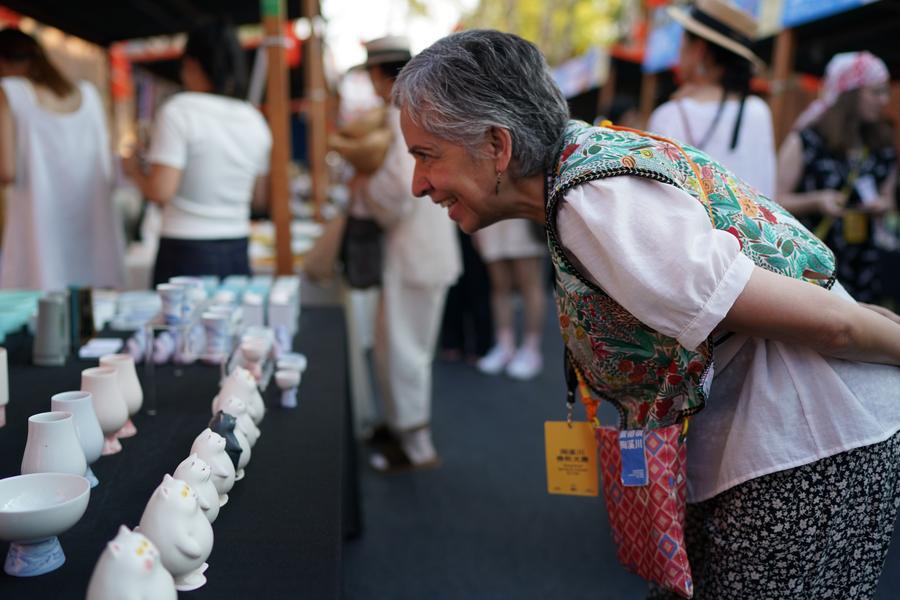 Международная ярмарка керамики и фарфора проходит в "фарфоровой столице" Китая