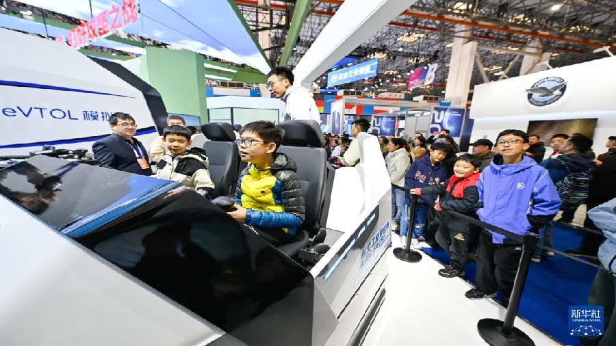 День открытых дверей на Китайской международной выставке вертолетов