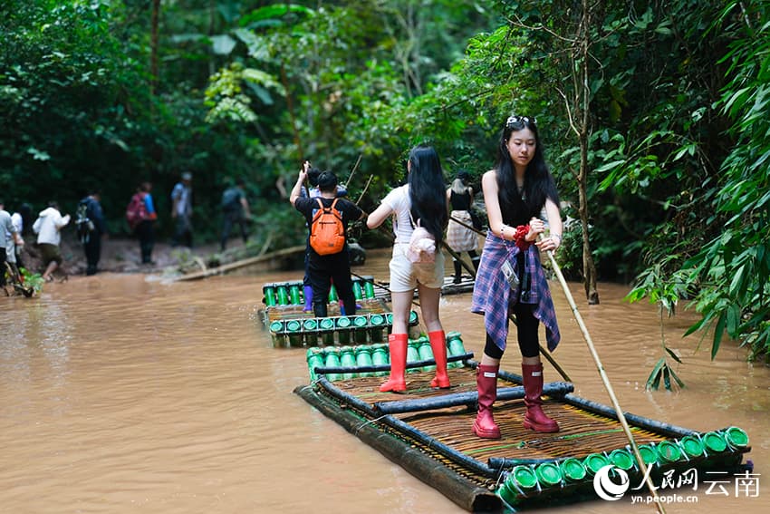 Пешеходный туризм в тропических лесах преобразовал волость Цзиношань