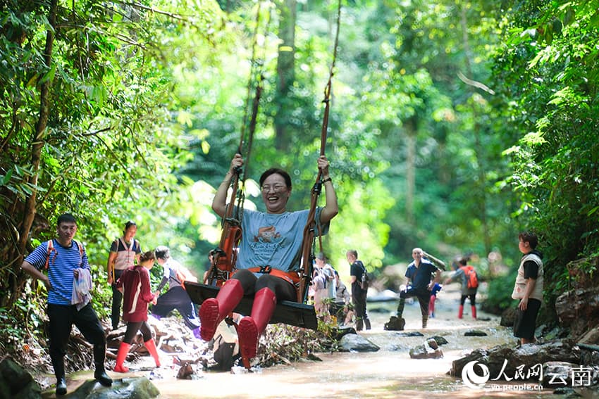 Пешеходный туризм в тропических лесах преобразовал волость Цзиношань