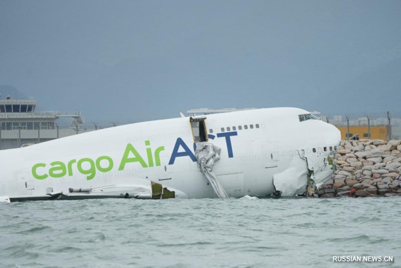 Грузовой самолет выкатился с ВПП при посадке в САР Сянган и упал в море