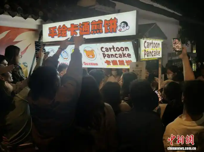 Блины в виде мультипликационных персонажей – ?произведения искусства? на ночном рынке в Чэнду