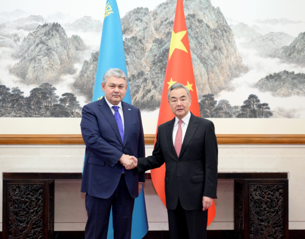 Министр иностранных дел КНР провел переговоры с главой МИД Казахстана