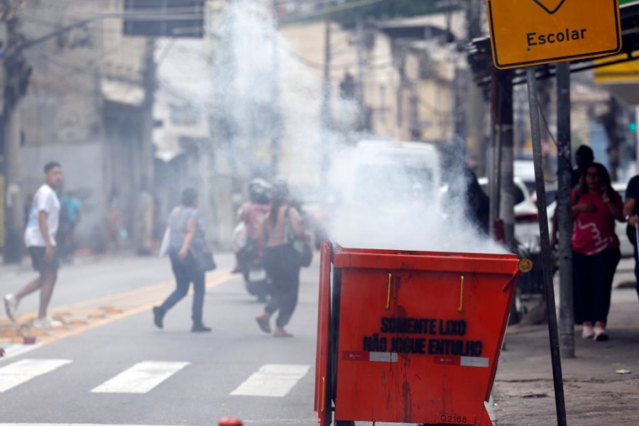 По меньшей мере 64 человека погибли в результате масштабной полицейской операции в фавелах Рио-де-Жанейро