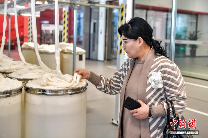 Участники Форума сотрудничества ?Китай – Центральная Азия? в Синьцзяне посетили производителя интеллектуального оборудования