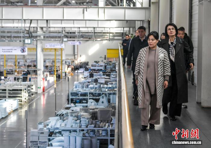 Участники Форума сотрудничества ?Китай – Центральная Азия? в Синьцзяне посетили производителя интеллектуального оборудования