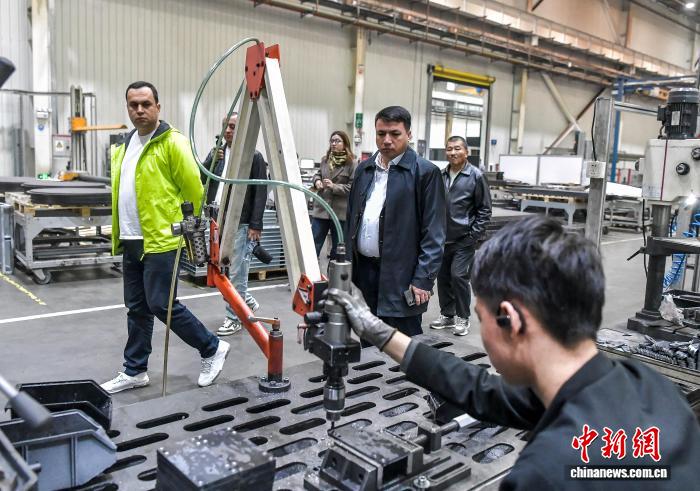 Участники Форума сотрудничества ?Китай – Центральная Азия? в Синьцзяне посетили производителя интеллектуального оборудования