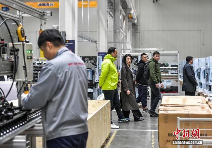 Участники Форума сотрудничества ?Китай – Центральная Азия? в Синьцзяне посетили производителя интеллектуального оборудования