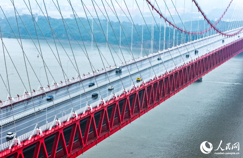 В провинции Аньхой открылось движение по железнодорожно-автомобильному мосту через реку Янцзы в Тунлине