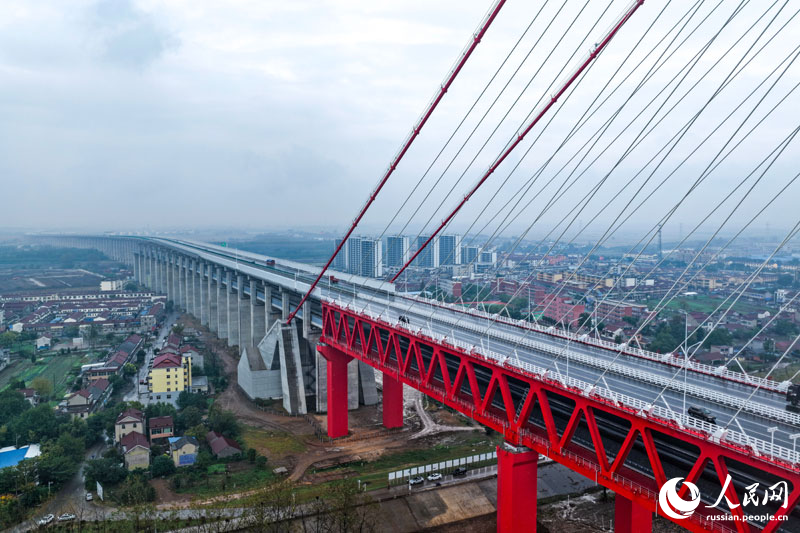 В провинции Аньхой открылось движение по железнодорожно-автомобильному мосту через реку Янцзы в Тунлине