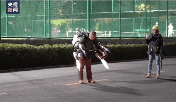 Реальный ?железный человек?: в Китае продемонстрировали реактивный ранец для полетов