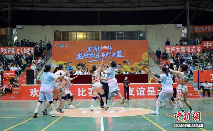 В Гуанси начался деревенский женский баскетбольный турнир