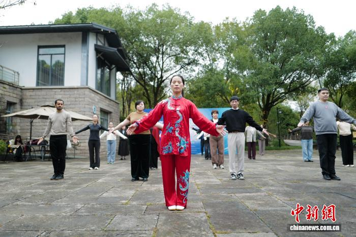 Молодежь Китая и Центральной Азии вместе осваивает бадуаньцзинь в Ханчжоу