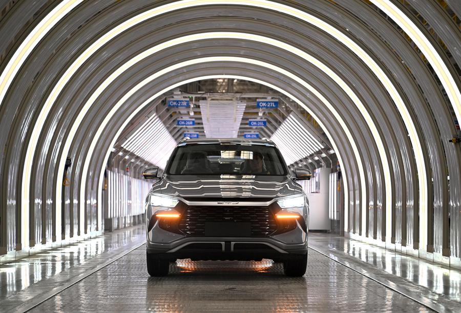 В Китае производство и продажи NEV-автомобилей значительно выросли в первые 10 месяцев 2025 года