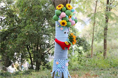 Студенты Чжэцзянского университета сельского и лесного хозяйства украсили деревья в рамках учебного проекта