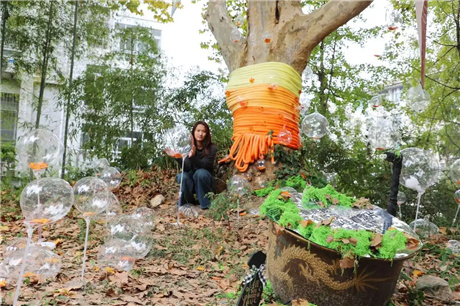 Студенты Чжэцзянского университета сельского и лесного хозяйства украсили деревья в рамках учебного проекта