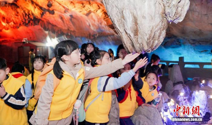 Китайские школьники отправились ?путешествовать по страницам учебников? во время осенних каникул