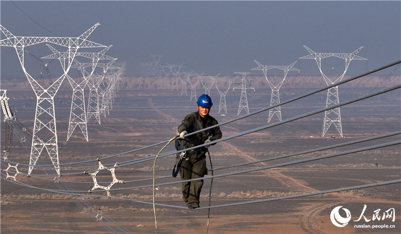 В Синьцзяне энергетики провели высотные работы на линии электропередачи